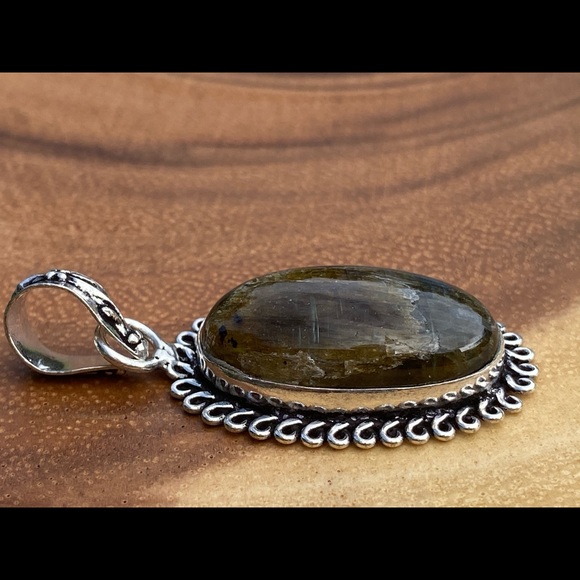 Labradorite Pendant - Picture 2 of 13